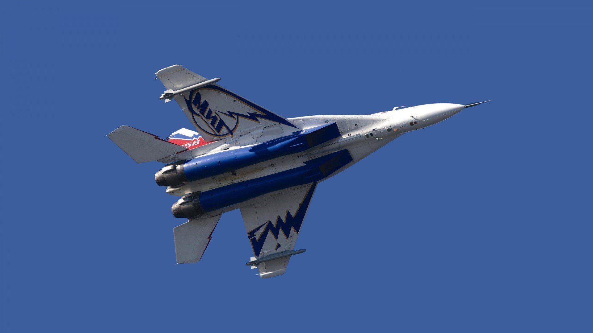 爱游戏体育APP下载-美国骑手安德烈安·莱尔在巴黎奥运会上与“Helix”马匹共同参赛，尽管未能晋级，但表现出色。