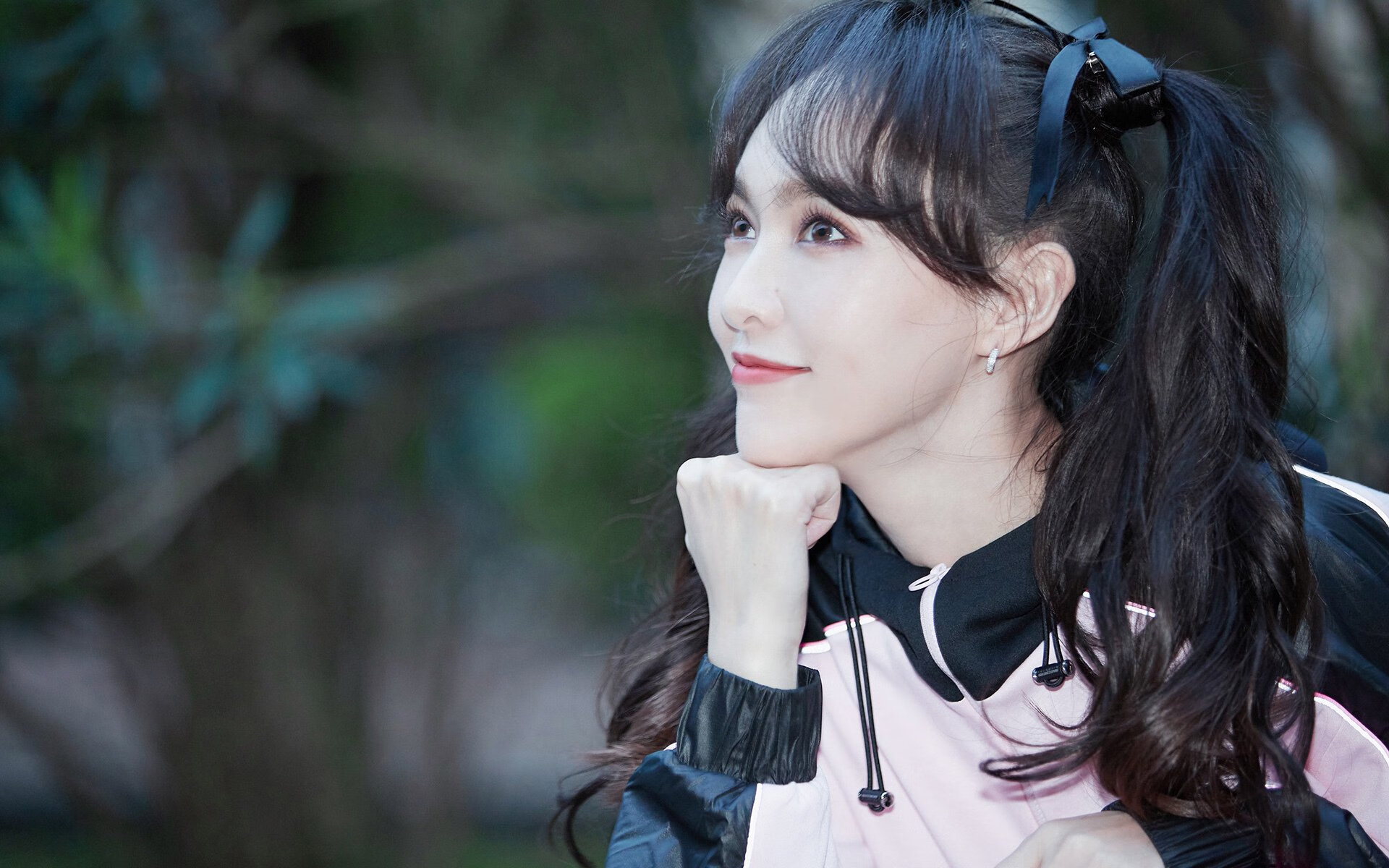 爱游戏体育-精彩纷呈的比赛中球队们各显神通，角逐激烈，精彩纷呈的足球比赛