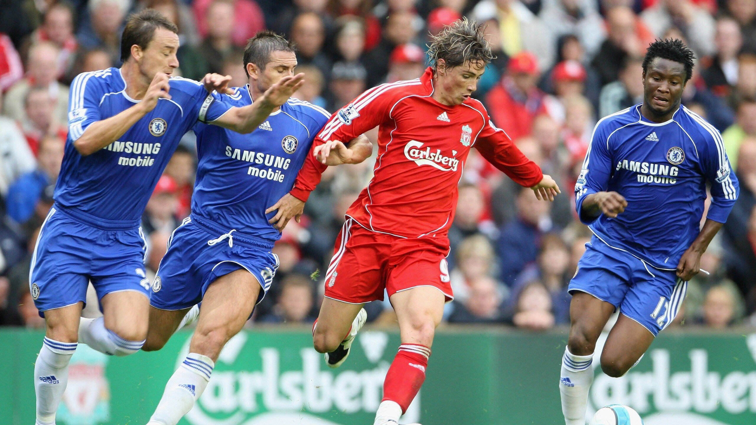 精彩纷呈的比赛中球队们各显神通，角逐激烈，精彩纷呈的足球比赛