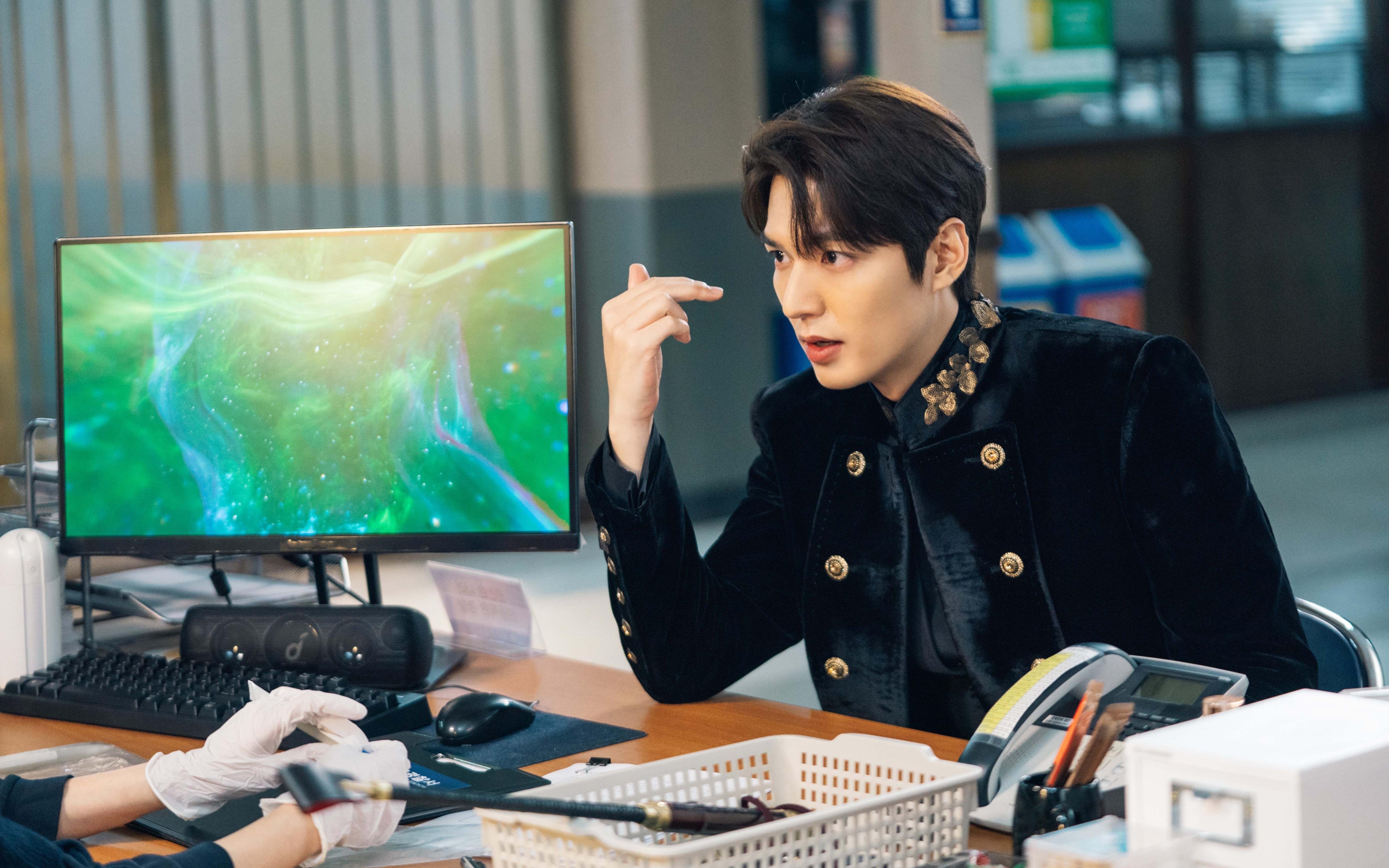 绿色足球袜成为新潮流,环保理念引领运动装备发展,绿色足球鞋