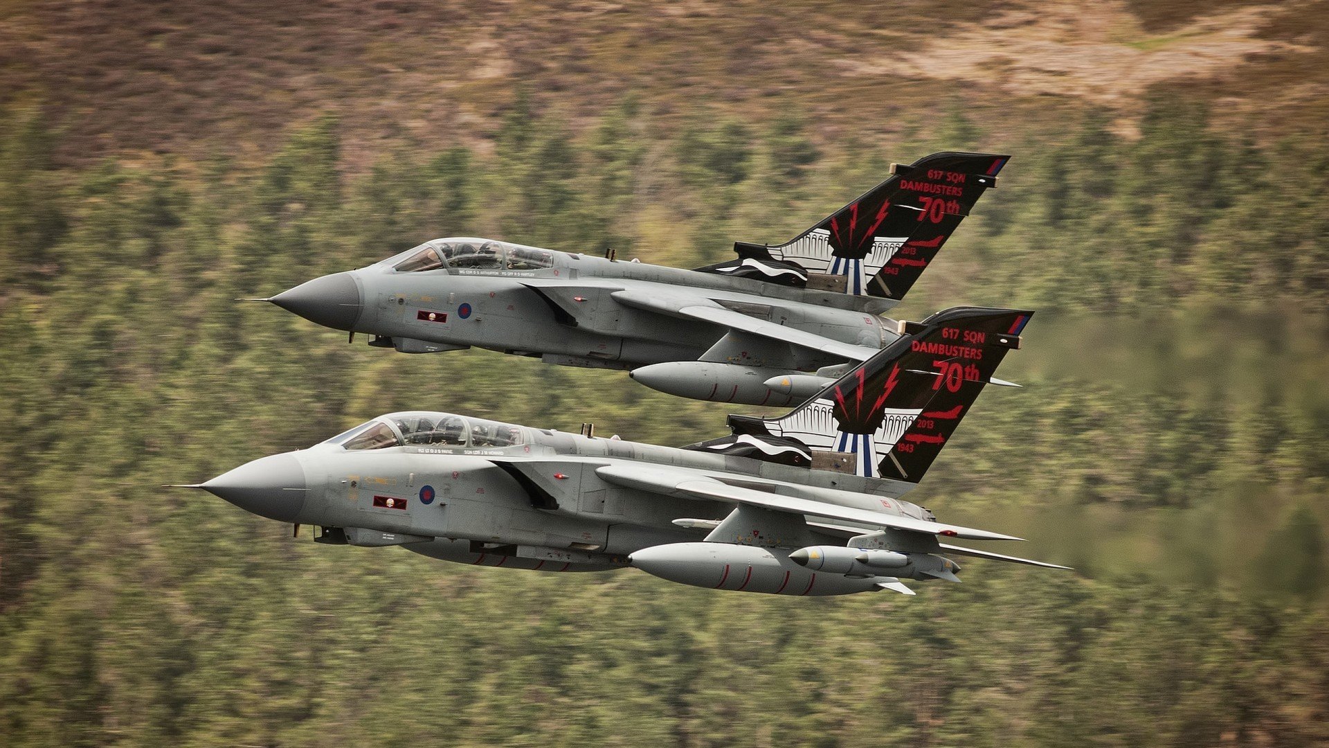 爱游戏官方-足球迷DIY球衣风靡，个性表达成为潮流，手工足球衣的制作方法